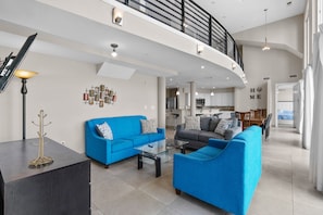 7 Bedroom Suite, Ocean View/City View | Living area | Flat-screen TV - Bali Bay Resort (Myrtle Beach)