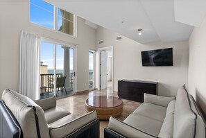 Penthouse, plusieurs lits, vue partielle sur l'océan | Coin séjour