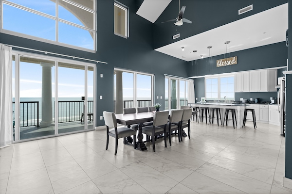 8 Bedroom Willow Suite, Oceanfront | In-room dining