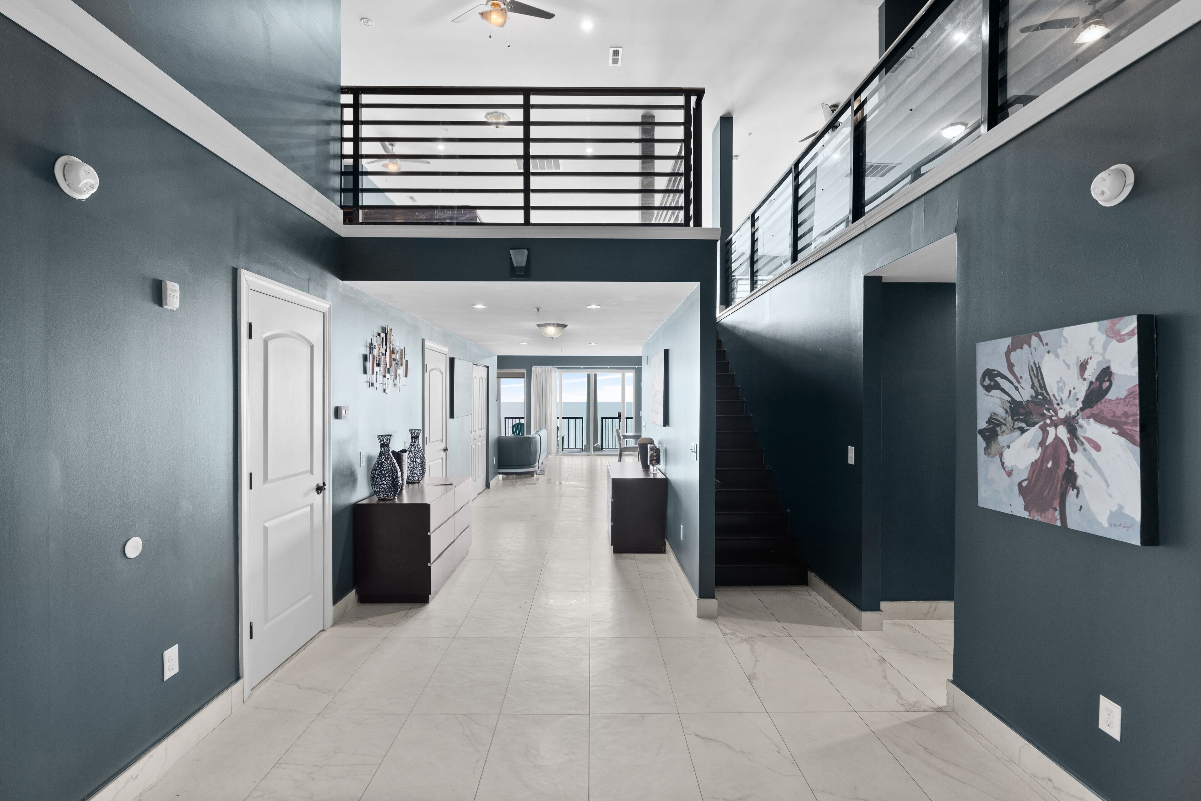 Penthouse, varias camas, vista al océano | Área de sala de estar | Televisión de pantalla plana 