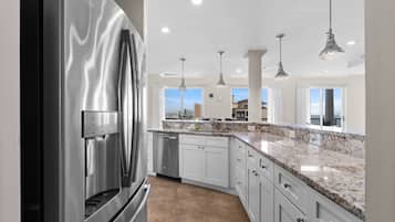 Penthouse, varias camas, vista parcial al océano | Cocina privada | Refrigerador con congelador, microondas, horno y parrilla de estufa