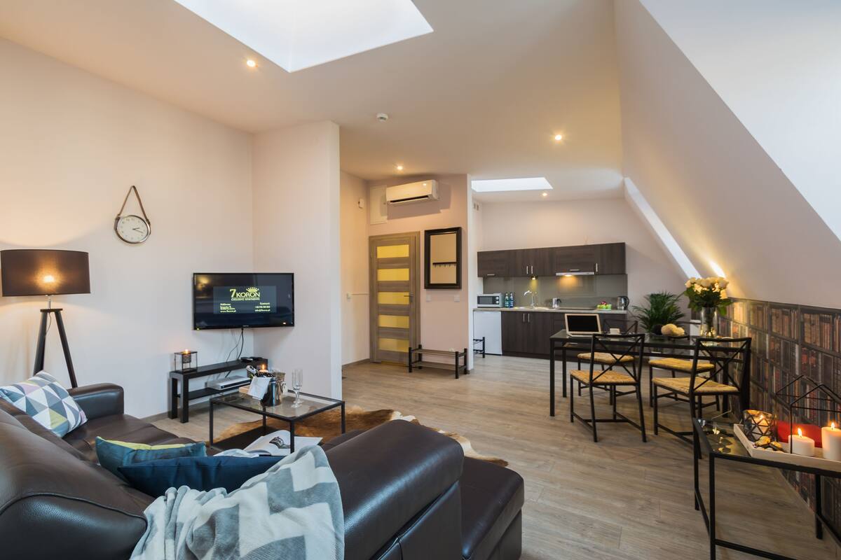 Un apartamento moderno con sala de estar, comedor y cocina.
