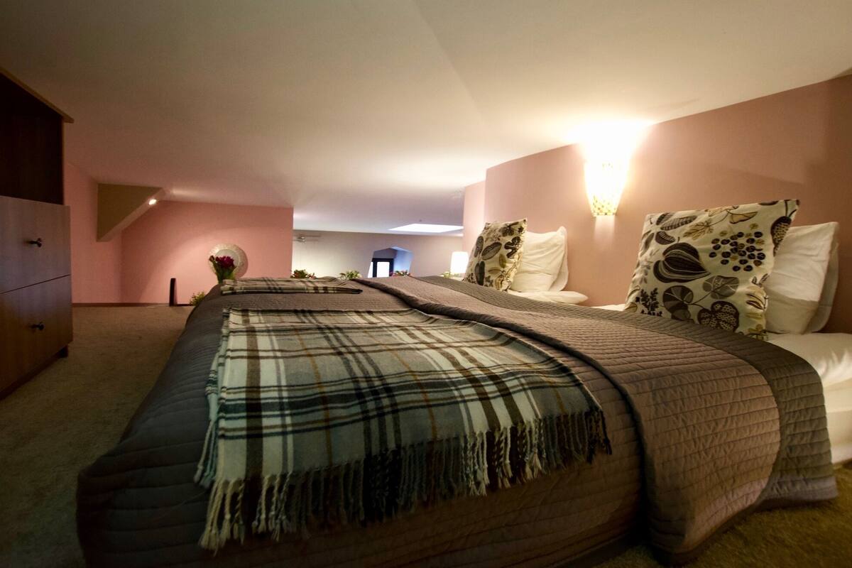 Ropa de cama hipoalergénica y sistema de insonorización 