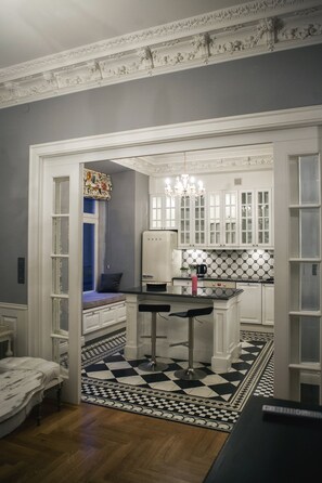 Apartamento real | Cozinha privada | Geladeira, micro-ondas, cooktop, chaleira elétrica