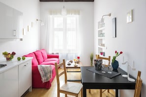Apartamento urbano, 1 cama Queen e sofá-cama | Cozinha americana privada | Geladeira, micro-ondas, cooktop, chaleira elétrica