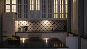 Departamento Royal | Cocina privada | Refrigerador, microondas, parrilla de estufa y tetera eléctrica