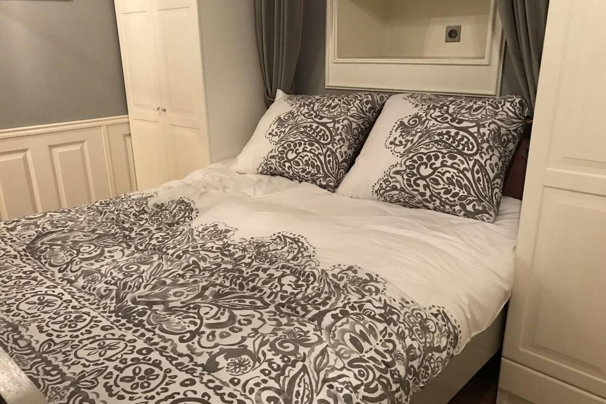 Ropa de cama hipoalergénica y sistema de insonorización 