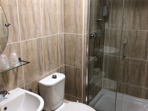 Douche, articles de toilette gratuits, sèche-cheveux