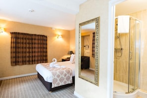 Desk, iron/ironing board, free cribs/infant beds, free WiFi - George Hotel (Bishop's Stortford)
