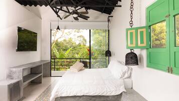 Ropa de cama de alta calidad, minibar y tabla de planchar con plancha