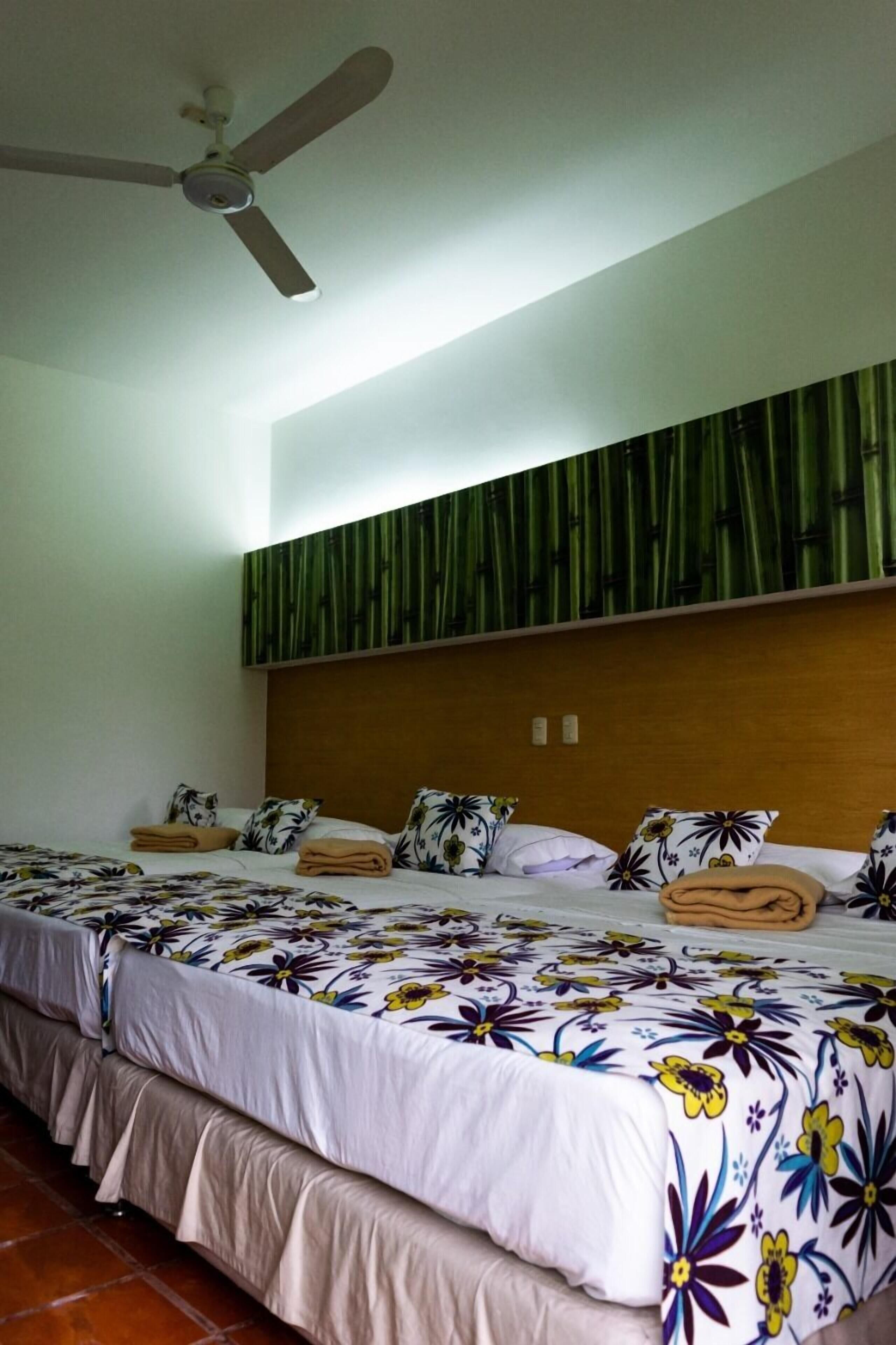 Ropa de cama de alta calidad, minibar y tabla de planchar con plancha 
