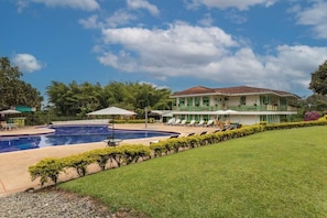 Piscina externa, funciona das 8h às 21h, espreguiçadeiras