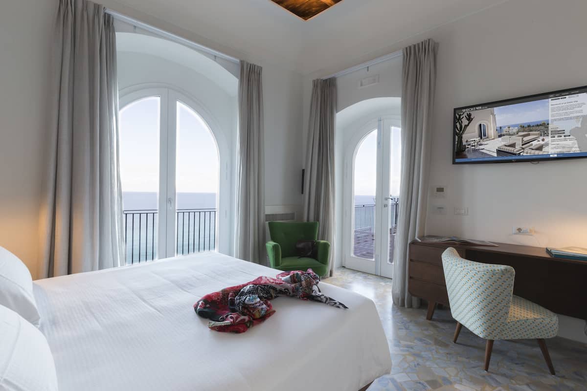 Camera Deluxe con Balcone o Finestre Vista Mare, al Primo o Terzo Piano | 義大利 Frette 床單、高級寢具、迷你吧、客房內保險箱