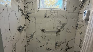 Traditional Double Room, 2 Double Beds | Bathroom