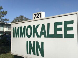 Señal del Immokalee Inn con el número 721 en la parte superior.