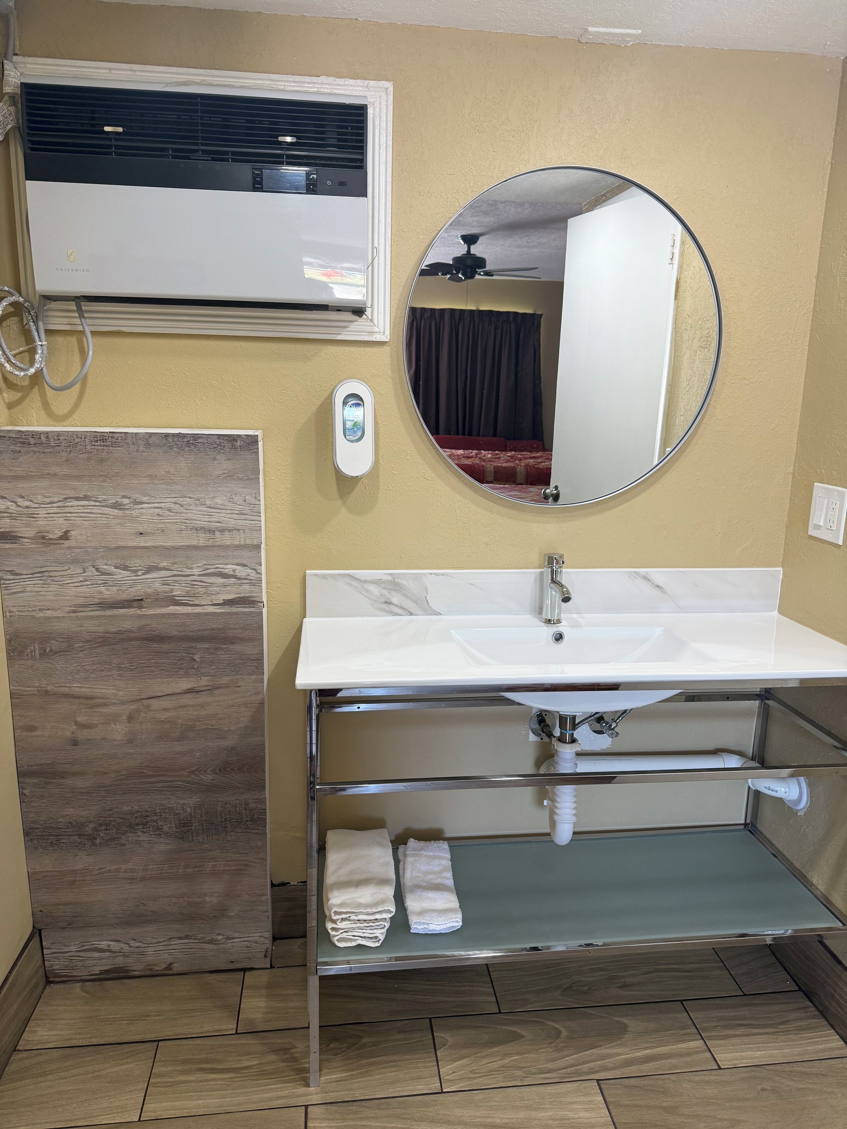 Tradisjonelt dobbeltrom, 2 dobbeltsenger | Bad | Kombinert dusj/badekar og håndklær