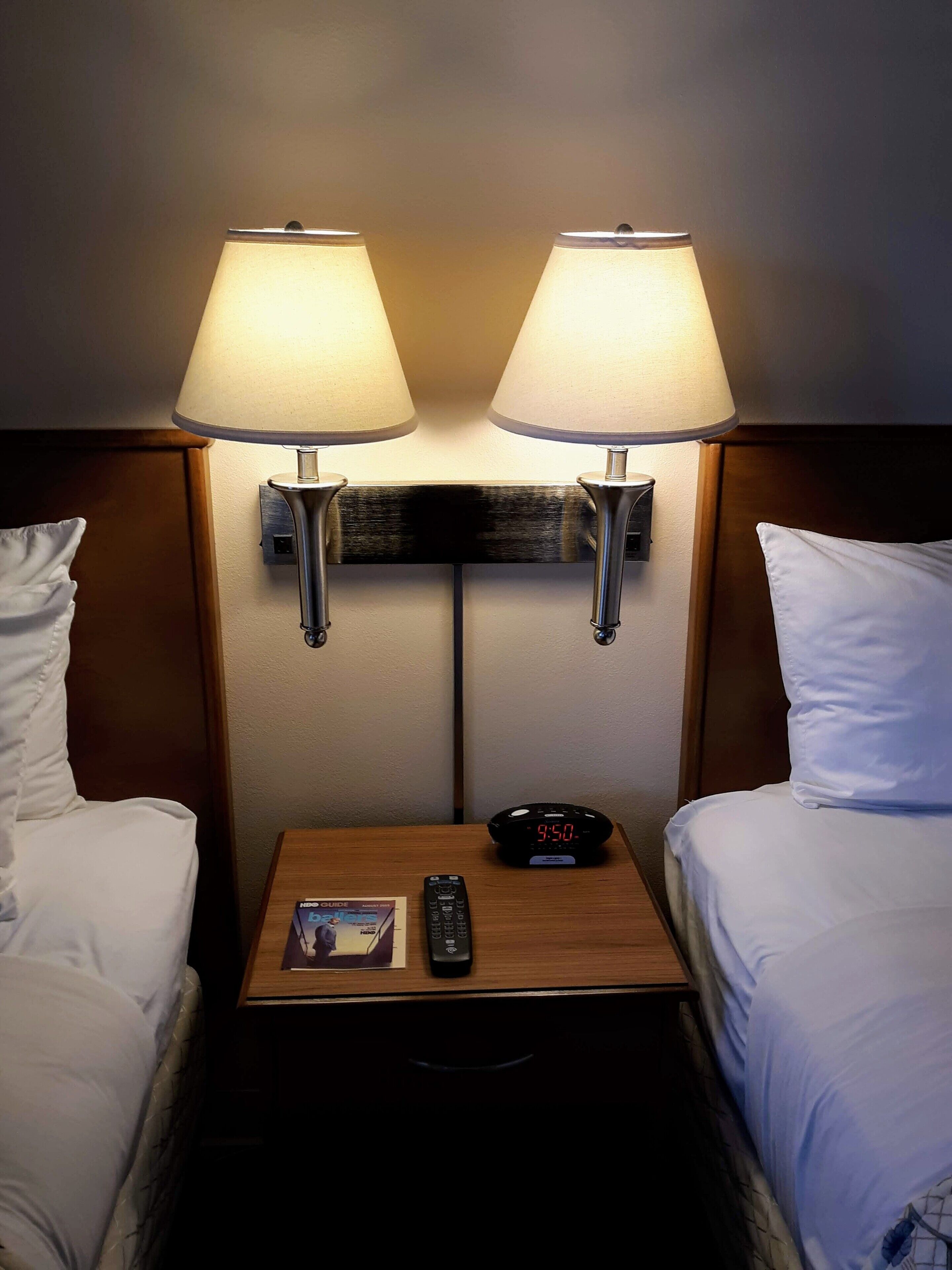 Bureau, espace de travail pour ordinateur portable, lits bébé (gratuits)