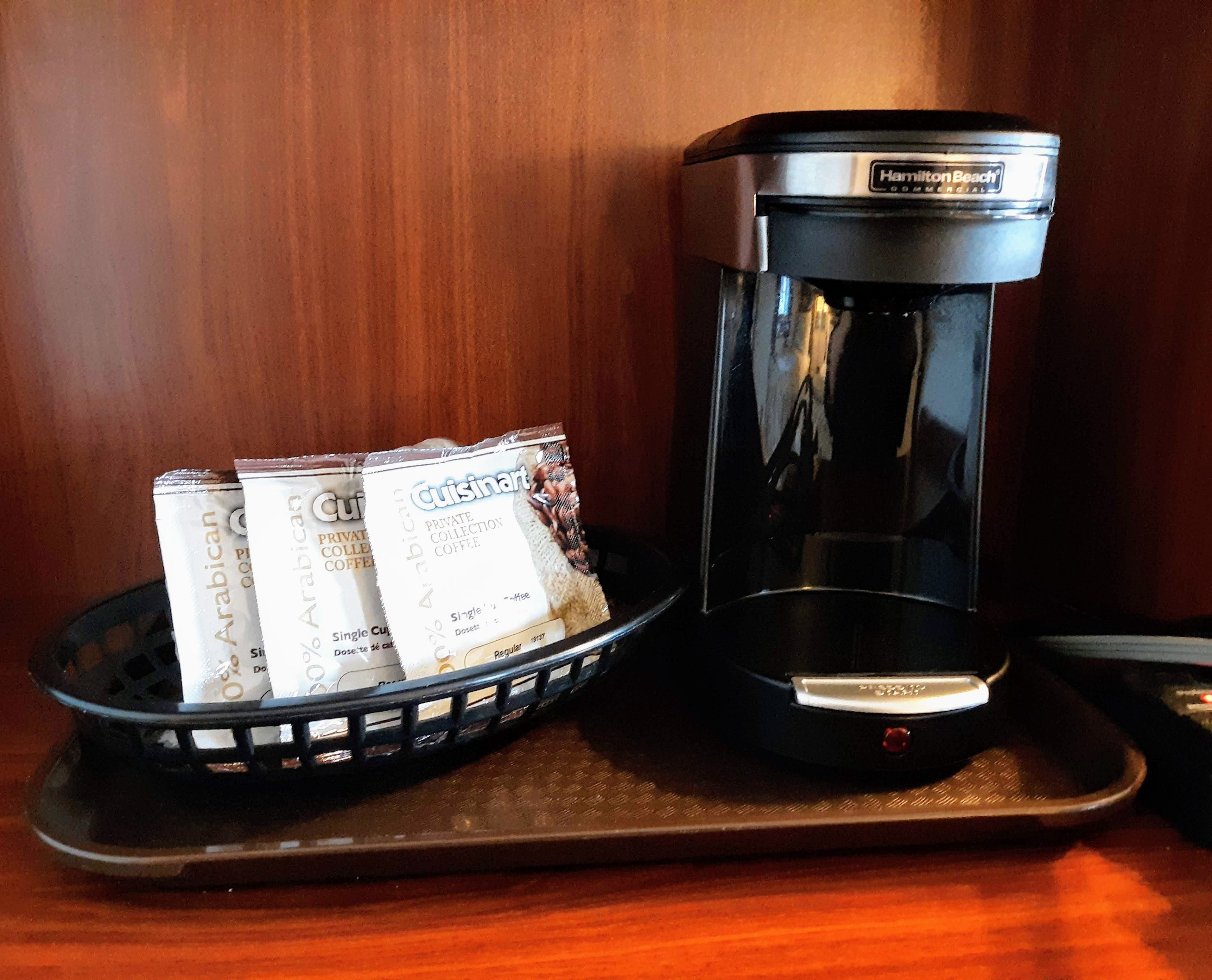 Una cafetera Hamilton Beach amb un cistell de càpsules de cafè Arabica Cuisinart.
