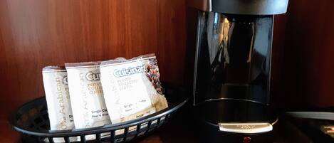 Una macchina da caffè Hamilton Beach con un cestino di capsule di caffè Arabica Cuisinart.