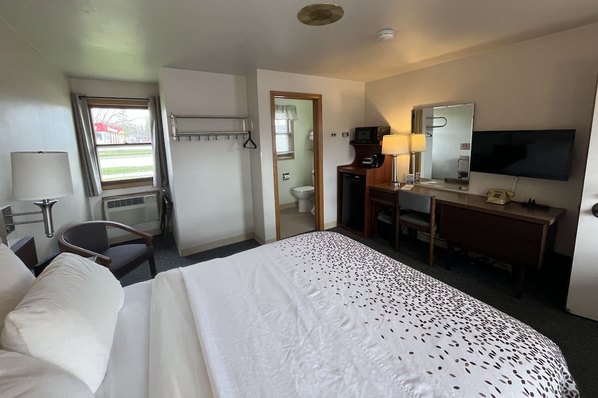 Single Room, 1 Queen Bed, Non Smoking, Refrigerator & Microwave | Desk, laptop workspace, free cribs/infant beds, free rollaway beds