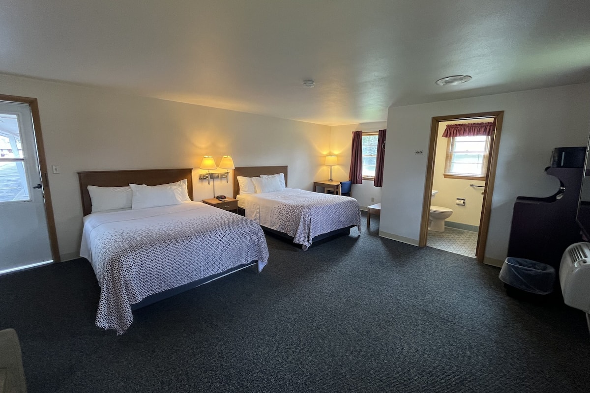 Deluxe Room, Non Smoking, Bathtub | Desk, laptop workspace, free cribs/infant beds, free rollaway beds