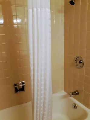 Chambre Triple Familiale, non-fumeur, baignoire | Salle de bain