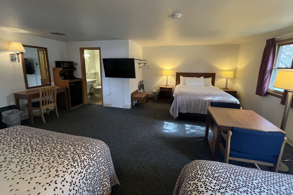 Family Triple Room, Non Smoking, Bathtub | Desk, laptop workspace, free cribs/infant beds, free rollaway beds