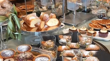 Daily continental breakfast (EUR 10 per person)