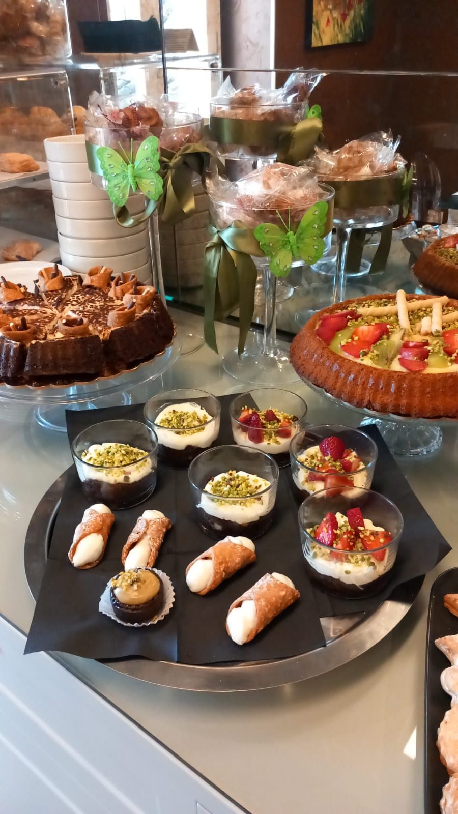 Una mesa con diversos pasteles y repostería.