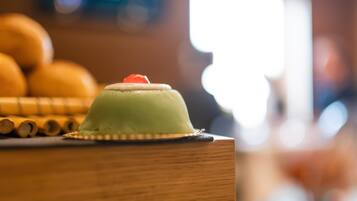 Un dessert sur une table en bois, avec un arrière-plan flou.