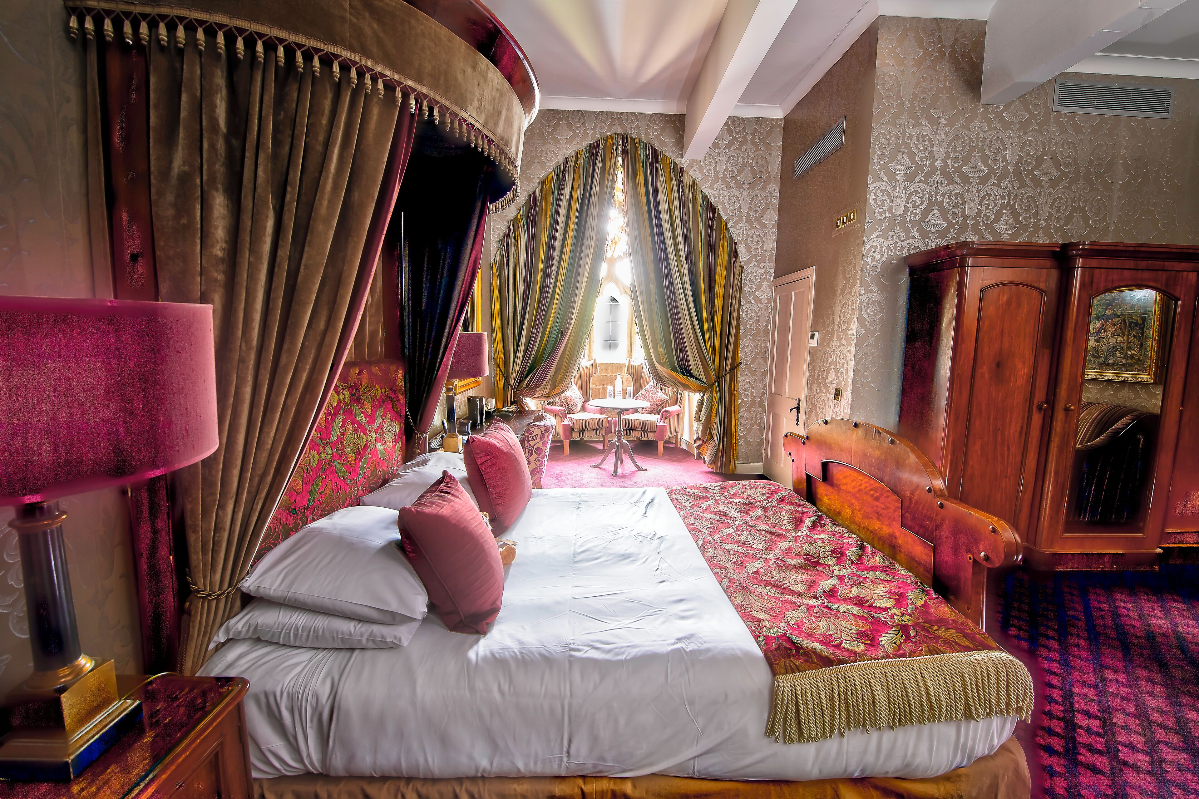 Feature Room (The Josephine Room) | Roupas de cama premium, ferros/tábuas de passar roupa, Wi-Fi de cortesia