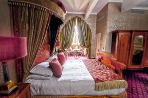 Feature Room (The Josephine Room) | Seprai premium, setrika/meja setrika, Wi-Fi gratis, dan seprai linen