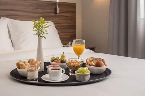 Premium Casal - 1 Cama Queen | Frigobar, cofres nos quartos, escrivaninha, cortinas blackout