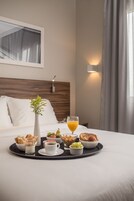 Minibar, caja de seguridad en la habitación y escritorio 