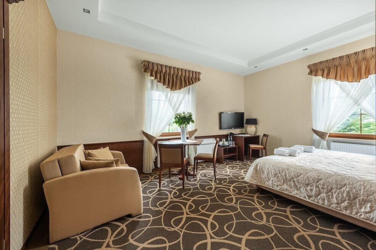 Premium bedding, desk, iron/ironing board (on request)