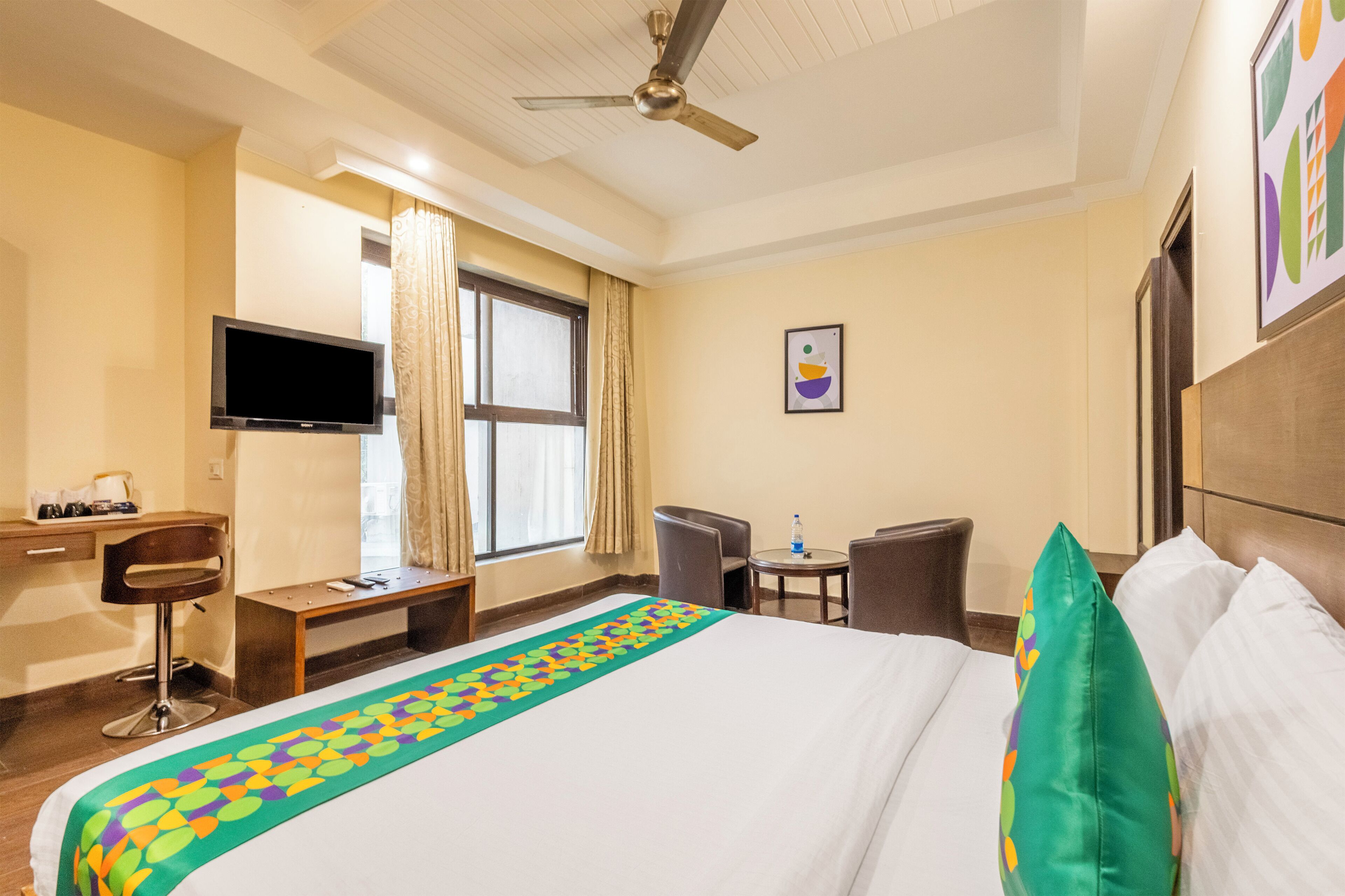 Habitación estándar con 1 cama matrimonial o 2 individuales | Escritorio, tabla de planchar con plancha, wifi gratis y ropa de cama 