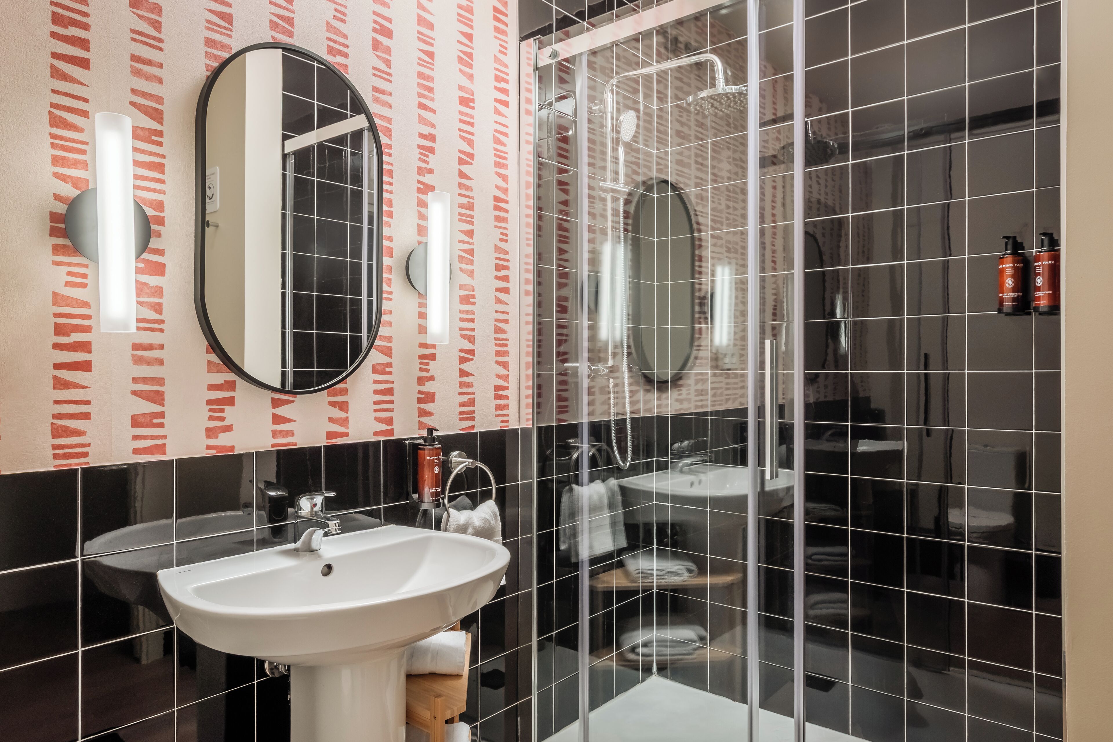 standard double room | bathroom | shower, rainfall showerhead, free toiletries, hair dryer
