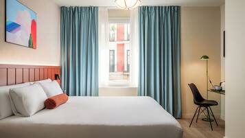 Standaard tweepersoonskamer | Luxe beddengoed, een minibar, een kluis op de kamer, een bureau