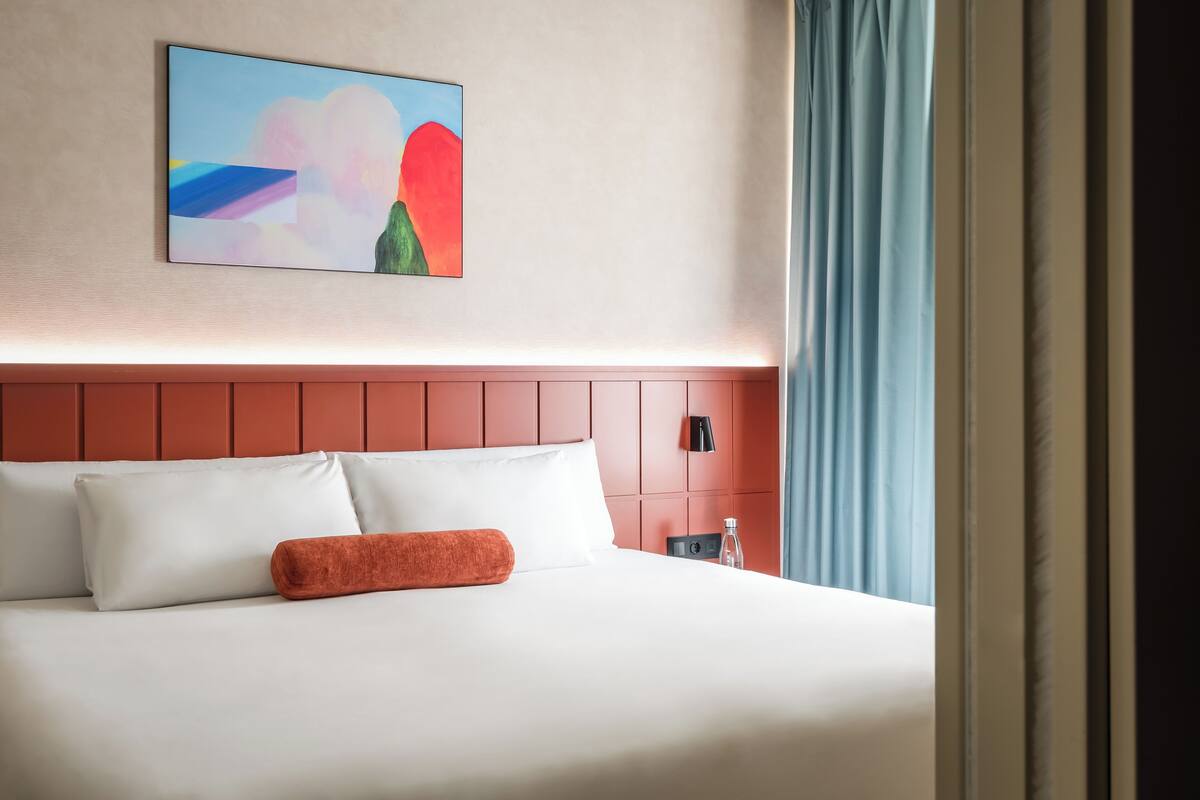 Sengetøy av topp kvalitet, minibar, safe på rommet og skrivebord