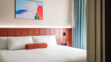 Luxe beddengoed, een minibar, een kluis op de kamer, een bureau