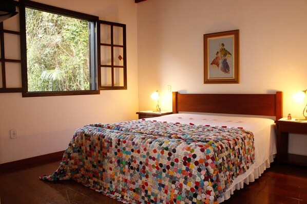 Frigobar, cortinas blackout, camas extras/dobráveis (sobretaxa)