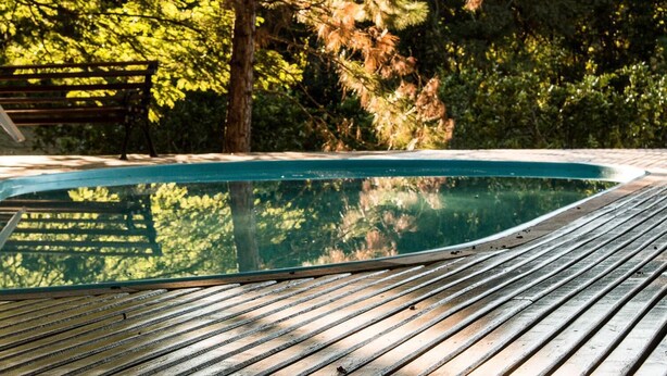 Una piscina al aire libre, tumbonas