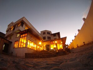 住宿正面 - 傍晚/夜晚