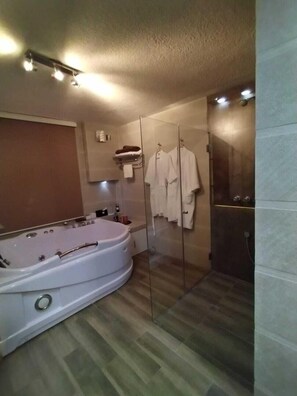 Habitació triple de luxe, banyera d'hidromassatge, vistes a la muntanya | Roba de llit d'alta qualitat i cobrellits 