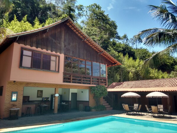 Outdoor pool, pool loungers - Pousada Nova Gironda (Paty do Alferes)