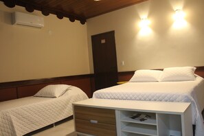 Minibar, decoración personalizada y cortinas blackout