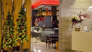 Un intérieur moderne agrémenté d’un sapin de Noël, d’un coin bar et d’un comptoir d’accueil.