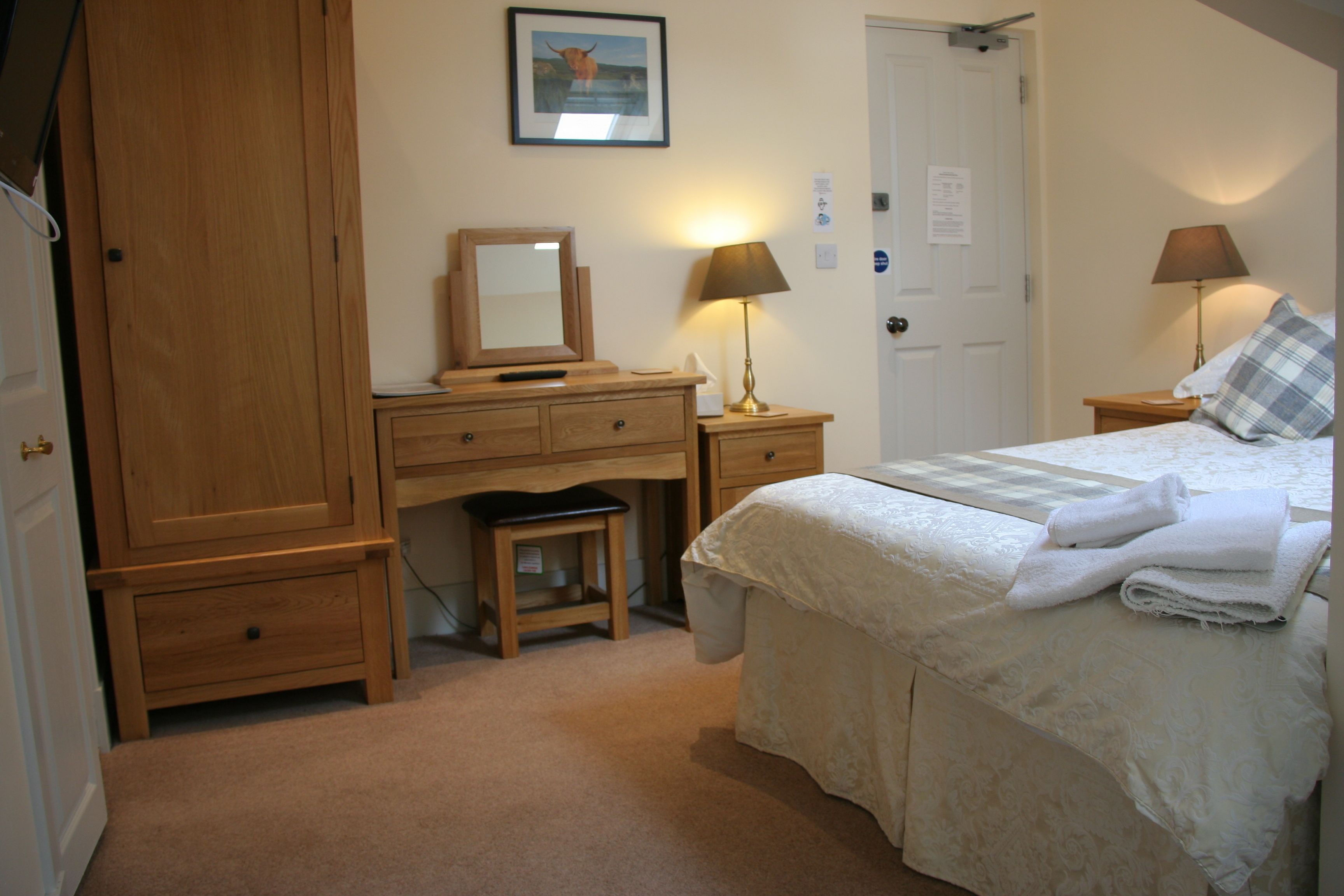 Single Room | Premium bedding, desk, laptop workspace, free WiFi