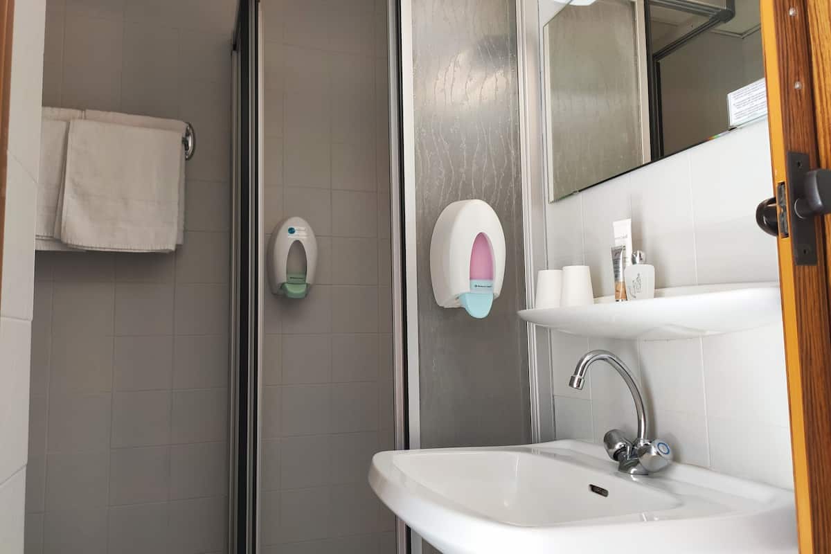 shower, free toiletries, towels