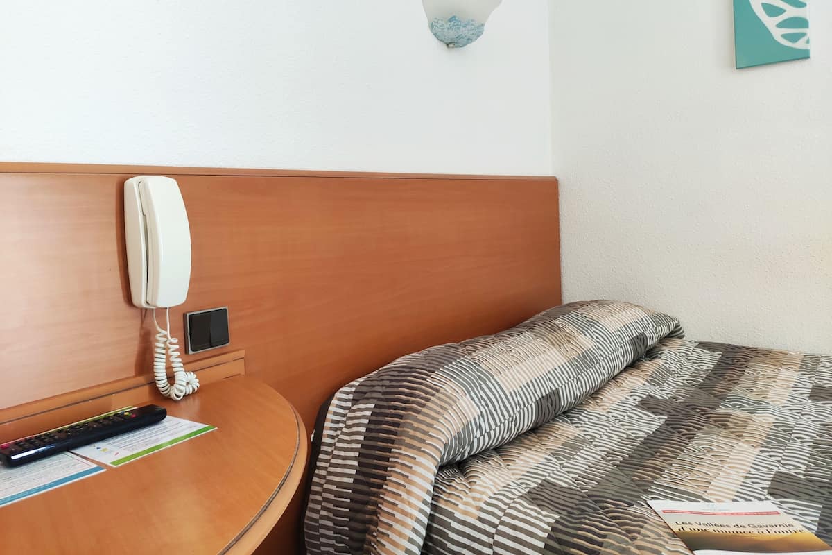 Escritorio, cortinas blackout y sistema de insonorización